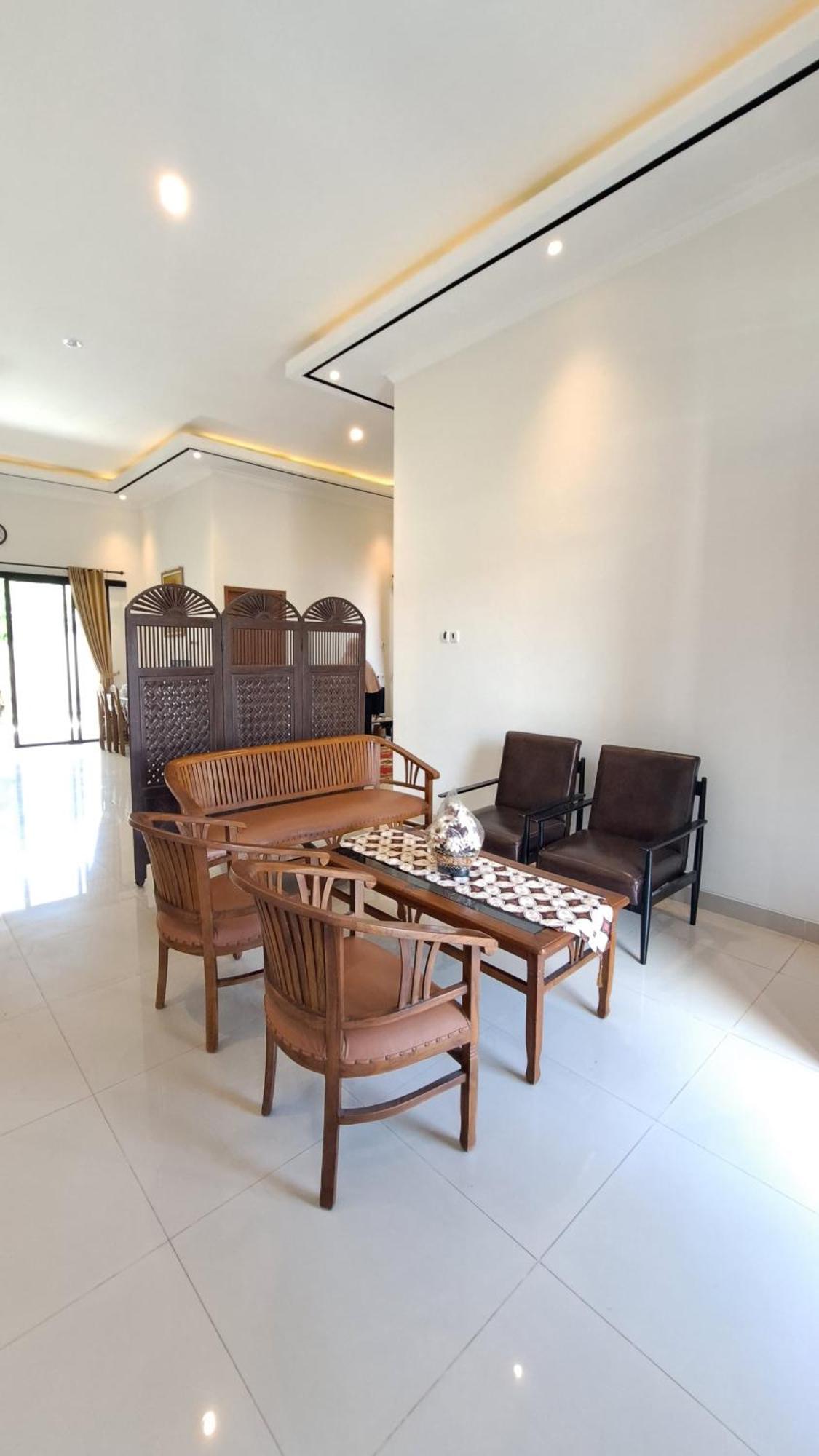 Family Homestay Near Malioboro 요그야카르타 외부 사진