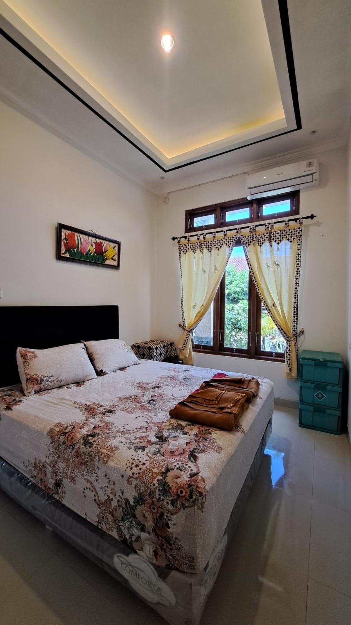 Family Homestay Near Malioboro 요그야카르타 외부 사진